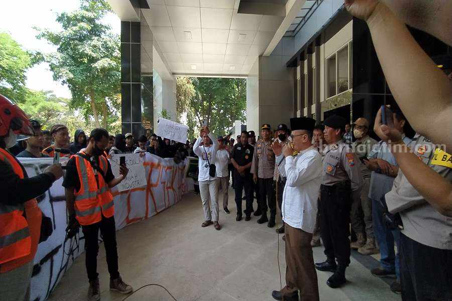 Sejumlah suporter Persekabpas yakni Sakeramania saat mendatangi kantor DPRD Kabupaten Pasuruan.