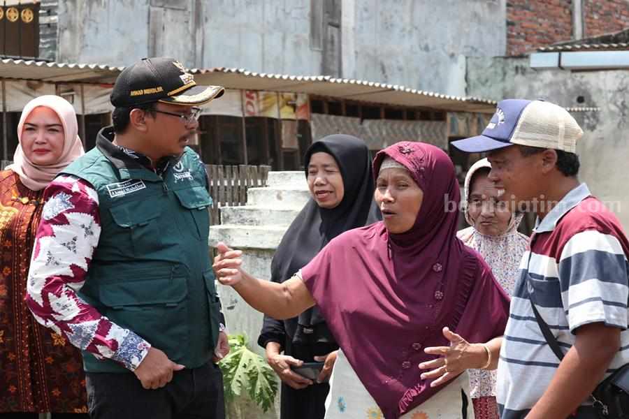 Bupati Sidoarjo Gus Muhdlor bersama warga