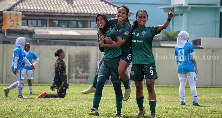Tim sepak bola putri usai mencetak gol.(way)