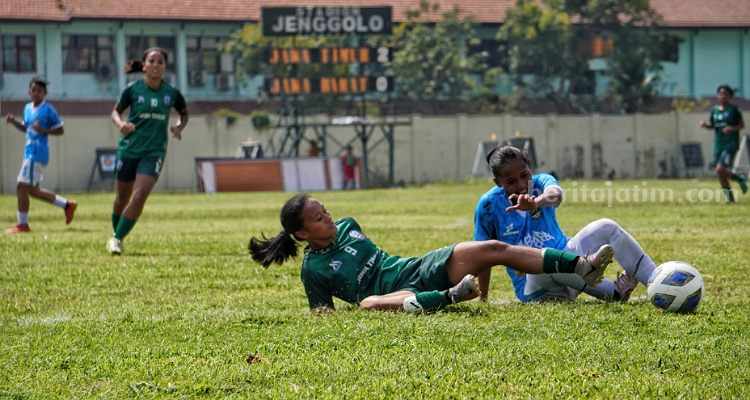 Tim Pra Pon Jatim putri lawan Jabar di Stadion Jenggolo Sidoarjo. (Way)