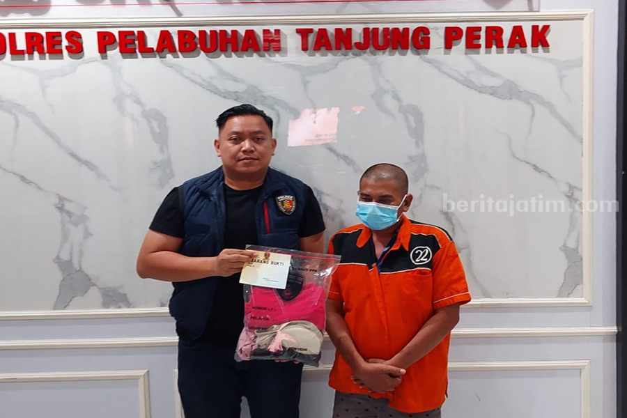 Ayah Tiri Cabuli Anak di Surabaya Jadi Tersangka AJ ketika diamankan di Polres Pelabuhan Tanjung Perak.