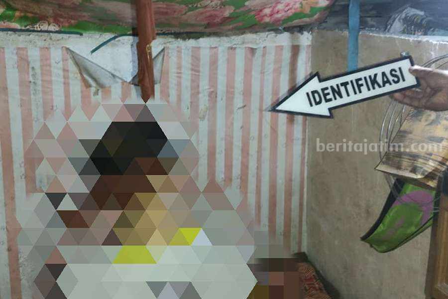 Situasi saat dilakukan olah TKP oleh Polisi di dalam rumah korban.