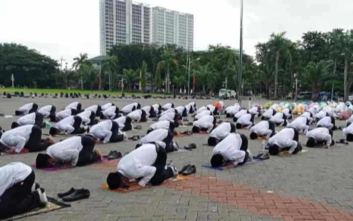 Foto pegawai PPPK Pemkab Gresik sujud syukur usai menerima SK pengangkatan.