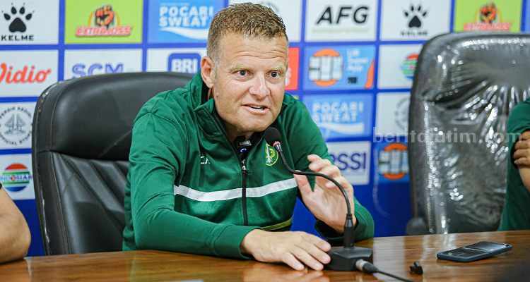 Persebaya Optimis Tiga Poin, Meski Persik Ungguli Statistik Kemenangan Josep Gombau saat konferensi Pers. (Way)
