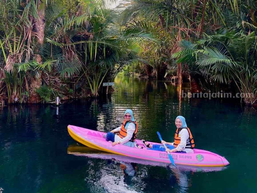 Pengunjung sedang susur sungai menggunakan kano di Wisata Silowo Tuban, Jawa Timur. (Sumber foto: Instagram/elayuliadew)