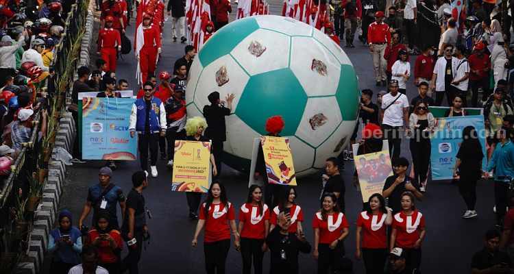 Bola raksasa digelindingkan dari Siola sampai Balai Pemuda Surabaya dalam rangka Roadshow Piala Dunia U17. (Way)