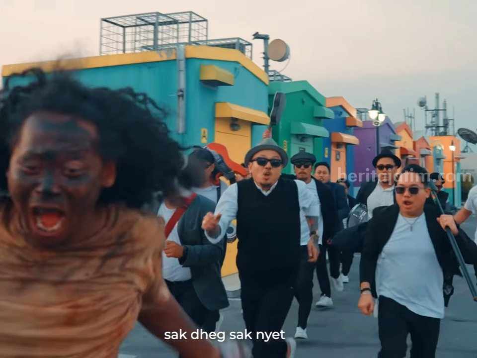 Tangkapan layar official music video lagu Sak Dheg Sak Nyet - Guyon Waton feat Bravesboy. (Sumber foto: YouTube/Guyonwaton Official)