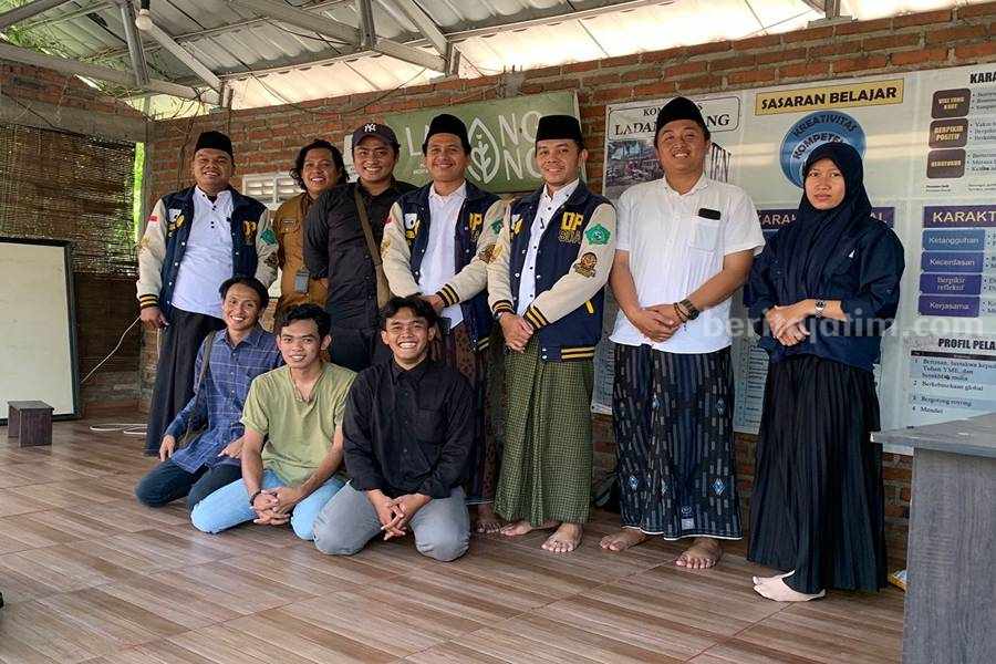 Tim DPSDA saat turba mengunjungi karya inovasi pemuda Desa Ketajen Gedangan.