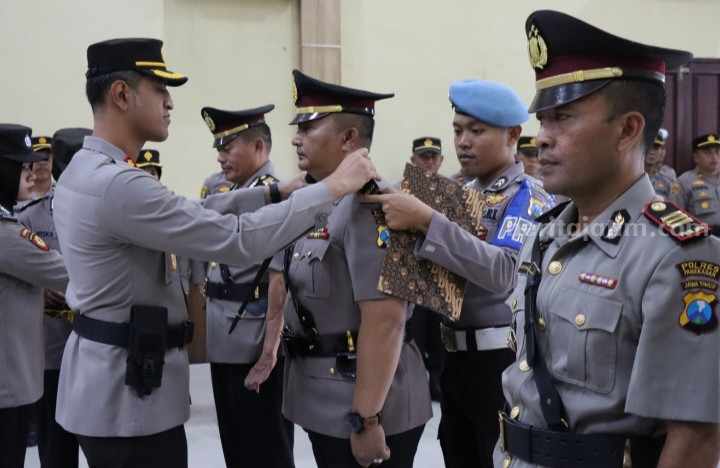 2 Personil Polres Pamekasan Jalani Mutasi Jabatan