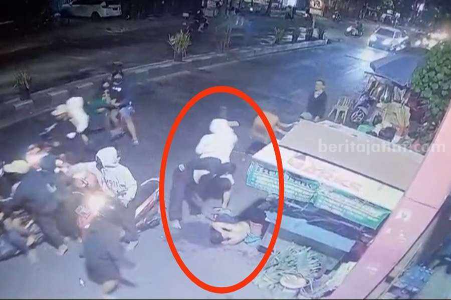 AJ saat dikeroyok dan disabet senjata tajam di Krembangan Selatan oleh oknum Perguruan Silat, Sabtu (28/10/2023) dini hari.