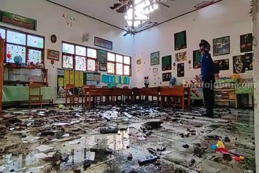 Kondisi ruang kelas VI di SDN Menggare pasca kebakaran. (Foto/Istimewa)