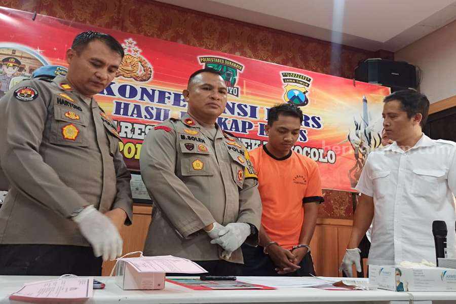 Setelah Tipu 11 Pacar, Petualangan Pemuda Ini Berakhir di Surabaya Eza (baju orange) saat dirilis di kantor Polsek Wonocolo bersama Kapolsek Wonocolo (tengah) Kompol M Sholeh, Selasa (31/10/2023).