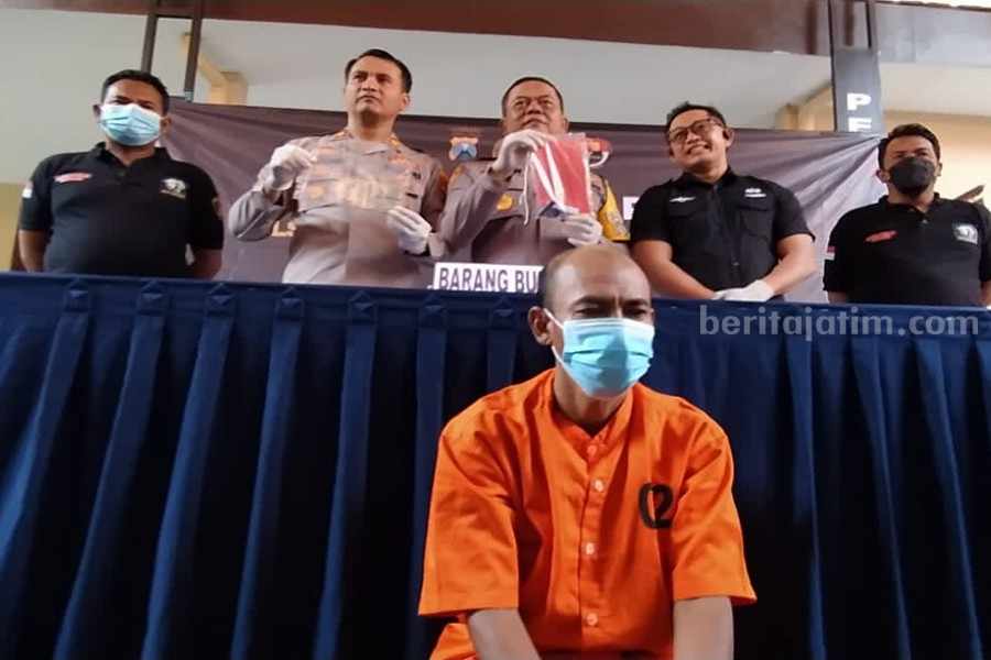 Badri (50) saat dirilis di Polsek Tandes.