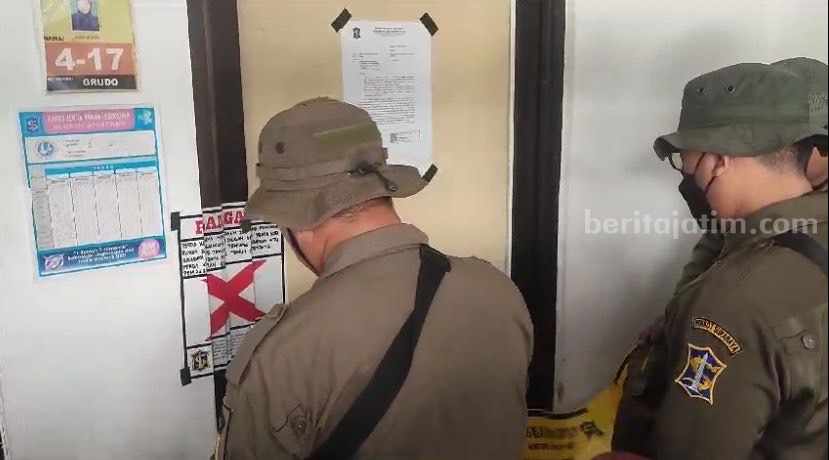 Petugas Satpol PP Surabaya saat melakukan penyegelan pada satu unit rusunawa di Grudo.