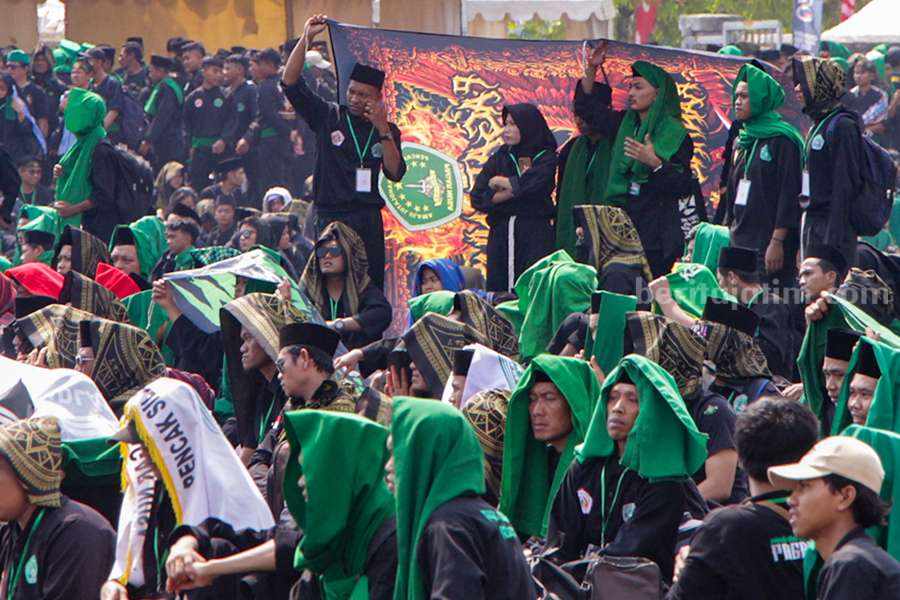 Para pendekar Pagar Nusa yang tetap bertahan di tengah terik matahari yang menyengat kota Surabaya pada acara Ijazah Kubro dan Pengukuhan Pengurus Pusat Pagar Nusa di Lapangan Jala Krida Mandala, Bumimoro, Surabaya, Minggu (22/10/2023) siang. (Foto/anggadia).