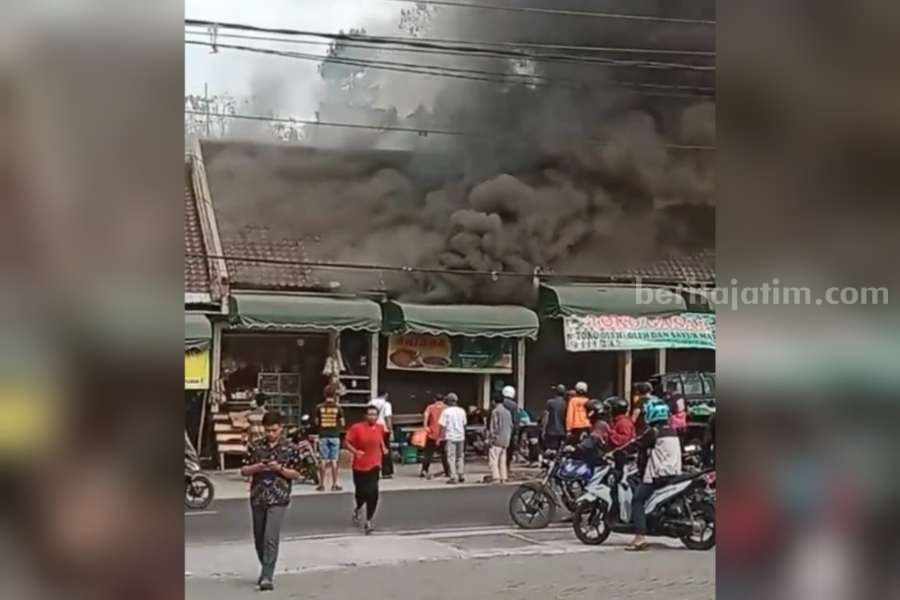 Kepulan asap dari kios penyetan dj Pasar Agrobis Plaosan Magetan saat terbakar akibatnkorsleting listrik, Rabu (04/10/2023)