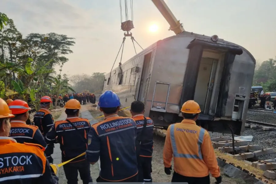 Evakuasi KA Argo Semeru Berlangsung Tengah Malam Hingga Pagi Hari KA Semeru
