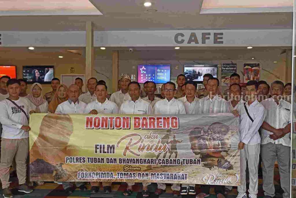 Kapolres Tuban bersama jajarannya dan ibu Bhayangkari saat menonton film Aku Rindu. [Foto:Diah Ayu/beritajatim.com]