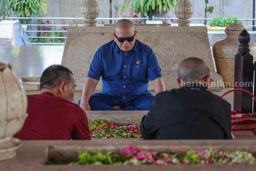 Konsisten Kembalikan Konstitusi, LaNyalla Ziarah Makam Bung Karno LaNyalla ke Makam Bung Karno