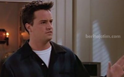 Peran Matthew Perry dalam sitkom "Friends" yang populer.