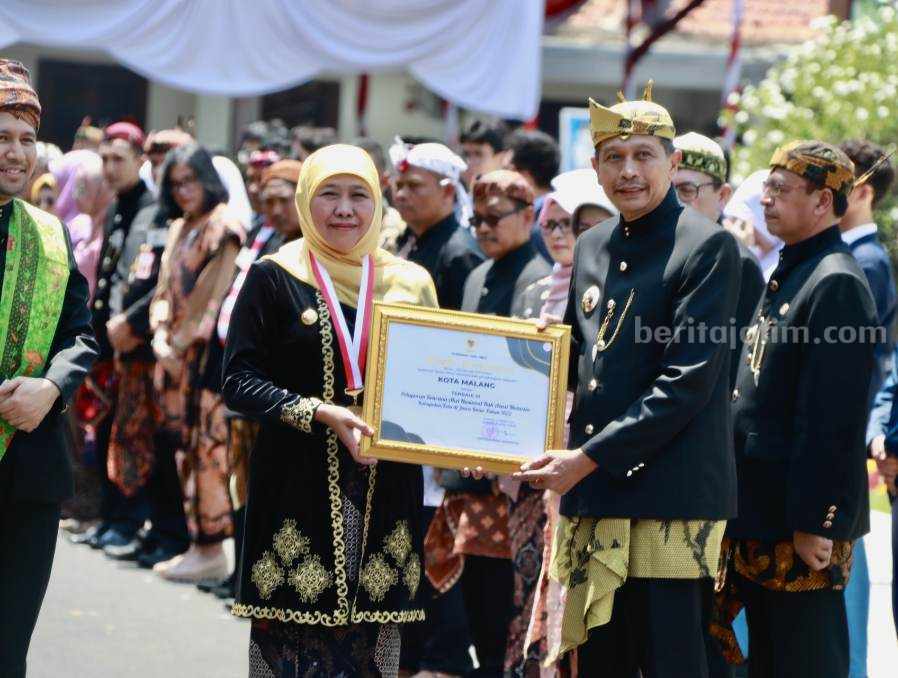 Pj Wali Kota Malang Wahyu Hidayat terima penghargaan dari Gubernur Jatim Khofifah Indar Parawansa. (Foto: Bagian Protokol dan Komunikasi Pimpinan Setda Kota Malang)