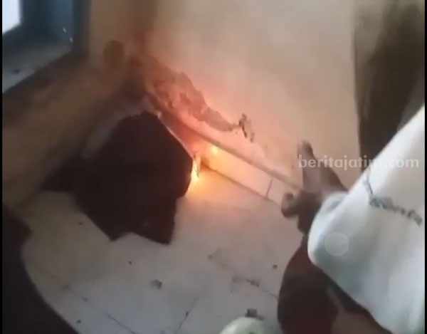 Percikan api misterius di rumah warga Guluk-guluk, sumenep (foto: ist)