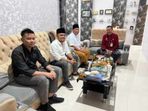 Komisioner Bawaslu Sumenep saat berkoordinasi dengan Ketua TAPD.