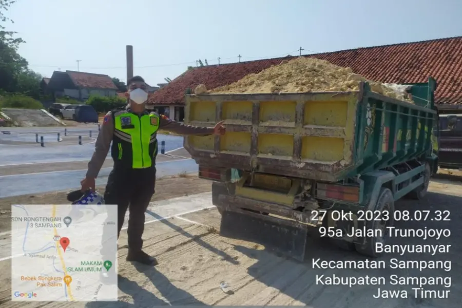 Truk Muatan Tanpa Penutup Disisir Satlantas Polres Sampang Penilangan Truk Sampang