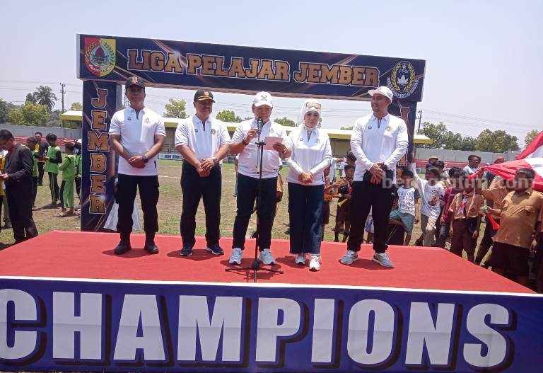 Kalisat Juarai Liga Sepak Bola Pelajar SD di Jember