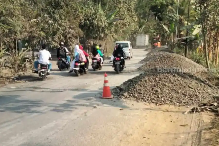 Perawatan Jalan ke Pantai Balekambang Malang Demi Keselamatan Pengendara Perawatan Jalan Malang