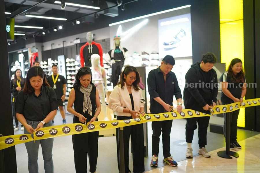 JD Sports Buka Gerai ke-10 di Pakuwon Mall Surabaya Peresmian JD Sports di Pakuwon Mall Surabaya, Kamis (26/10/2023).