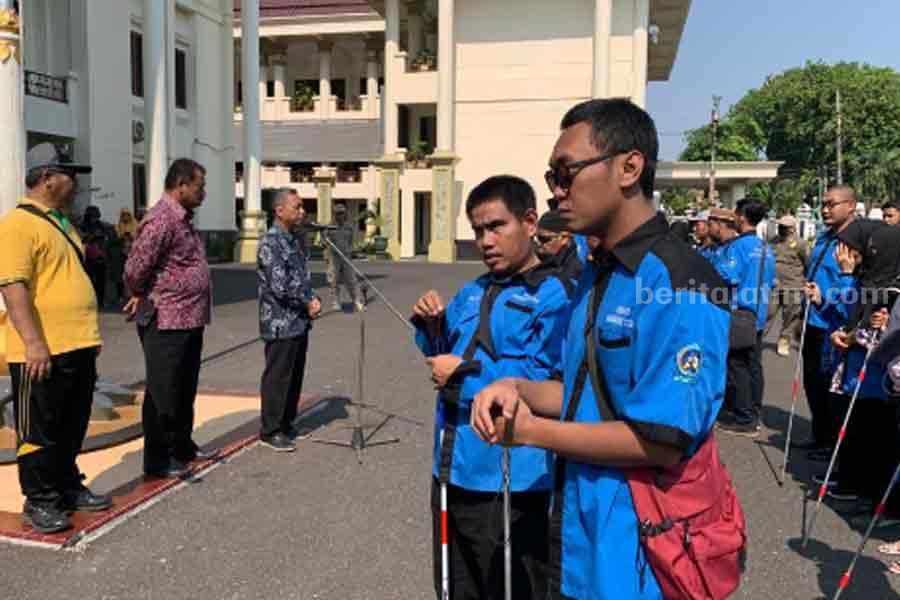 Persatuan Tuna Netra Indonesia (Pertuni), Kabupaten Tuban saat berada di halaman Pemkab Tuban. [Foto:Diah Ayu/beritajatim.com]