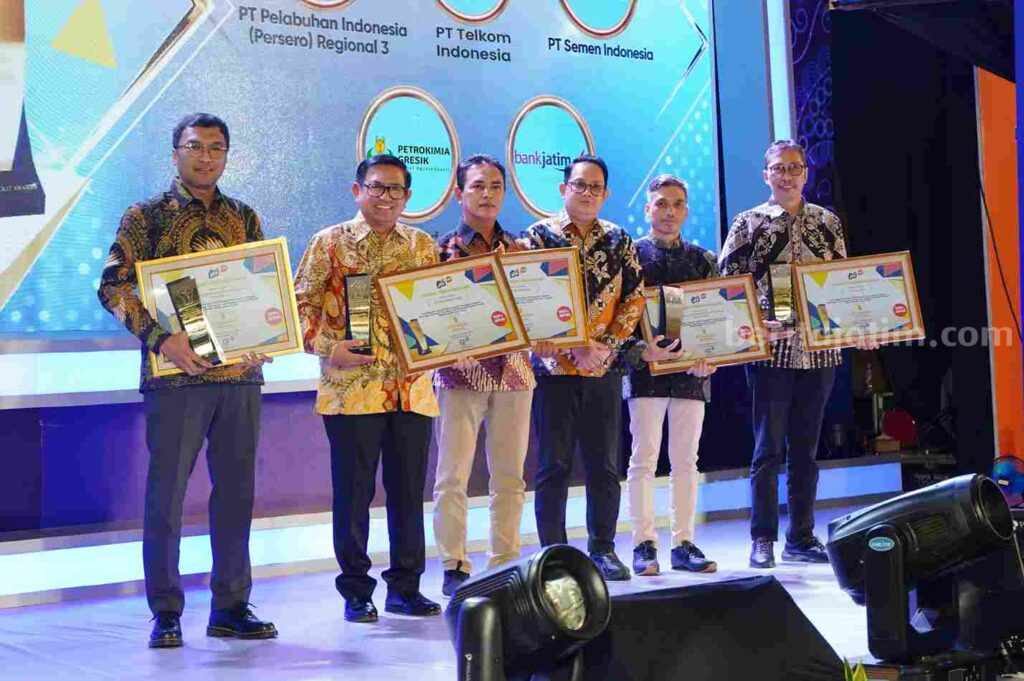 Foto perwakilan BUMN mendapat apresiasi Jatim Bangkit Award 2023