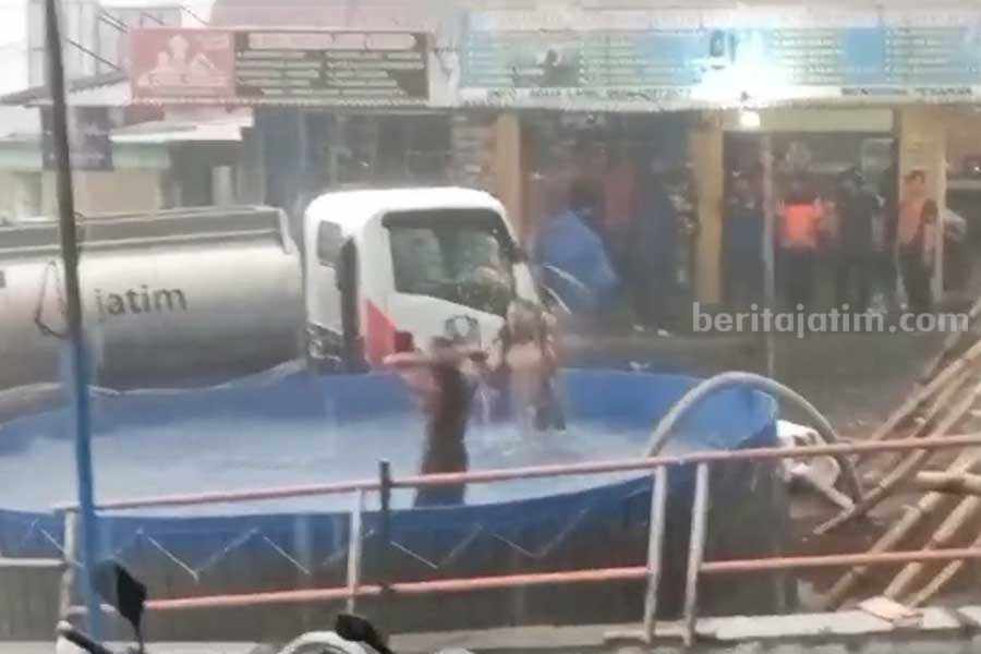 Petugas pemadam kebakaran hutan Gunung Lawu mandi keramas sebagai wujud syukur.