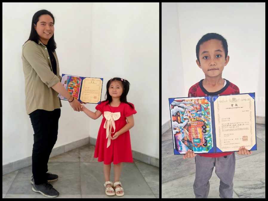 Potret owner Lotus Art Courses, I Putu Mahendra, Gia Audrielle, dan Kiano Ahmad (dari kiri), dalam acara penyerahan piagam penghargaan, di Lotus Art Space, Jl. Embong Tanjung No.24 Surabaya, Minggu (29/10/2023).