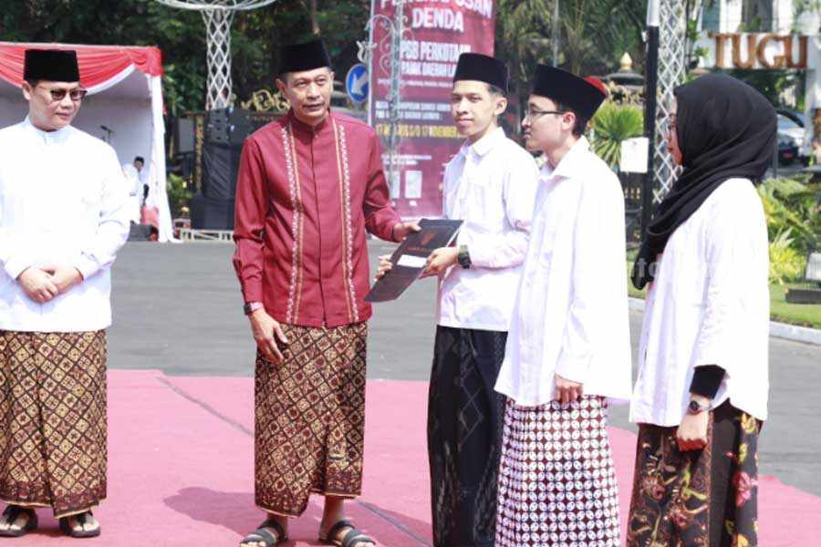 Pj Wali Kota Malang, Wahyu Hidayat saat menjadi inspektur upacara