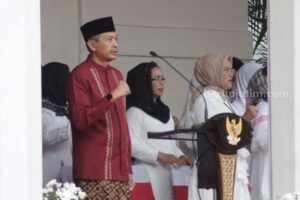 Pj Wali Kota Malang, Wahyu Hidayat saat menjadi inspektur upacara.