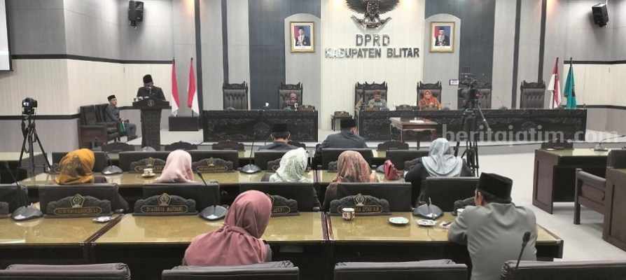 Suasana rapat Paripurna DPRD Kabupaten Blitar Agenda Penandatanganan Nota Kesepakatan Rancangan Perda Tentang Perubahan APBD TA 2023. (Foto: winanto/beritajatim.com)