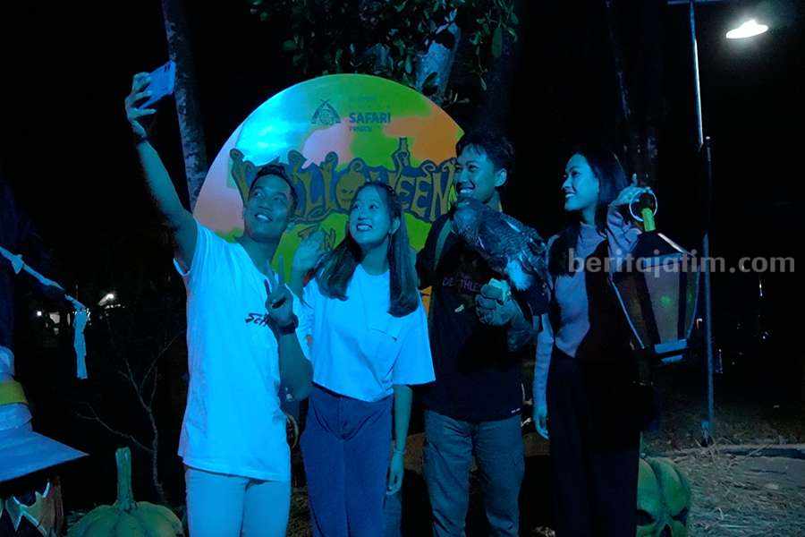 Sejumlah pengunjung saat mencoba sensasi halloween di Taman Safari Indonesia II Prigen Pasuruan.