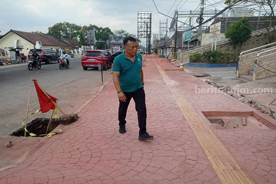 Bupati Ponorogo Sugiri Sancoko saat meninjau proyek faceoff trotoar di Jalan Gajahmada. (Foto/Istimewa)
