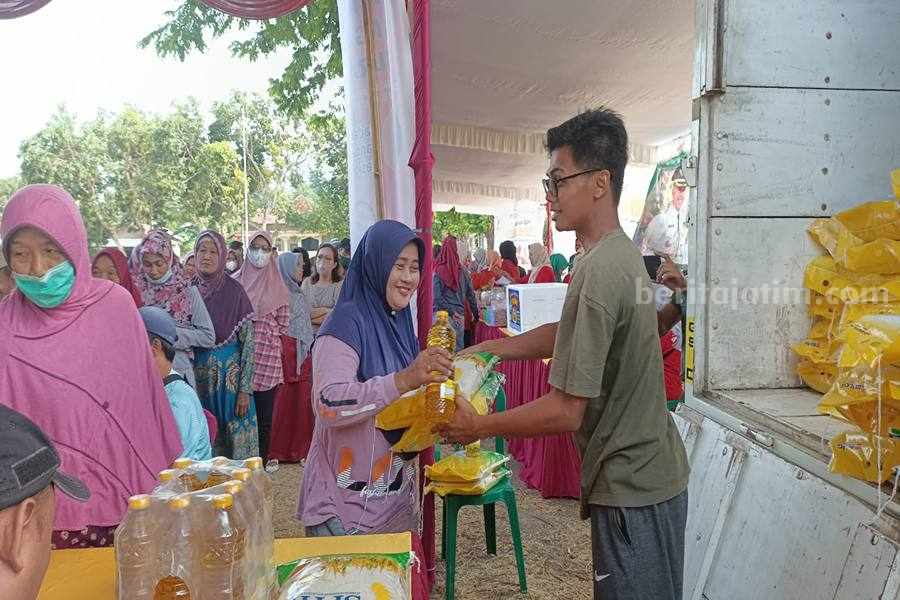 Ratusan warga Ponorogo memanfaatkan operasi pasar yang berada di Kantor Kecamatan Siman. (Foto/Istimewa)