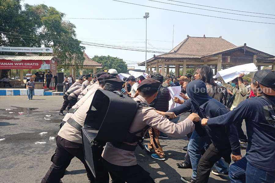 Skenario penanganan kerusuhan unjuk rasa oleh caleg yang gagal dalam Pemilu 2024.(Foto/Endra Dwiono/Beritajatim.com)
