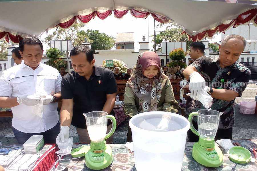 Petugas melakukan pemusnahan dengan memblender barang bukti kasus penyalahgunaan obat-obat terlarang. (Foto/Istimewa)