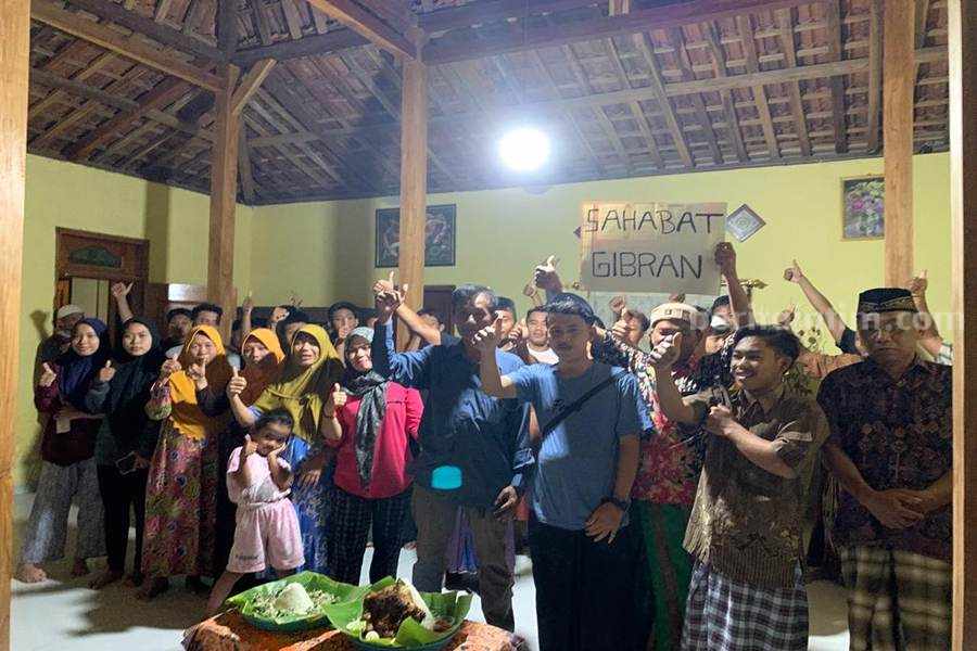 Emak-emak hingga Pemuda Ponorogo Dukung Gibran Maju Jadi Cawapres Emak-emak hingga para pemuda di Desa Blembem Kecamatan Jambon Ponorogo dukung Gibran maju dalam Pilpres 2024.(Foto/Istimewa)