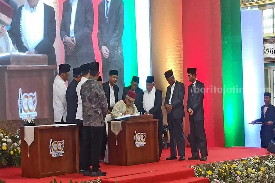 Khattath Maroko Syeikh Belaid Hamidi saat meresmikan dimulainya penulisan mushaf Gontor dengan penulisan lafaz Basmalah. (Foto/Endra Dwiono/Beritajatim.com)
