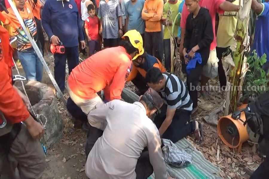 Proses evakuasi yang dilakukan oleh BPBD Ponorogo terhadap pemuda 19 tahun yang ceburkan diri ke sumur tua. (Foto/Istimewa)