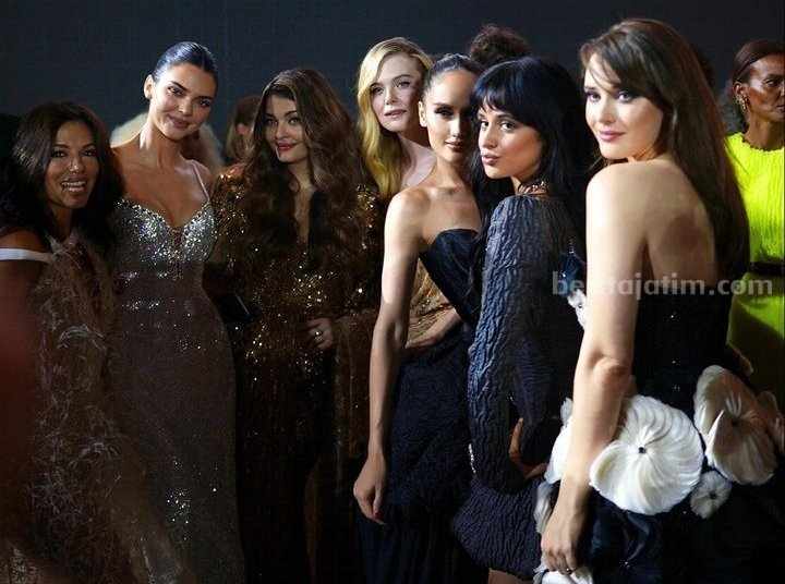 Potret Cinta Laura bersama Kendall Jenner, Camilla Cabello, Aishwarya Rai, Elle Fanning, dan nama besar lainnya. (Sumber foto: Instagram/@claurakiehl)