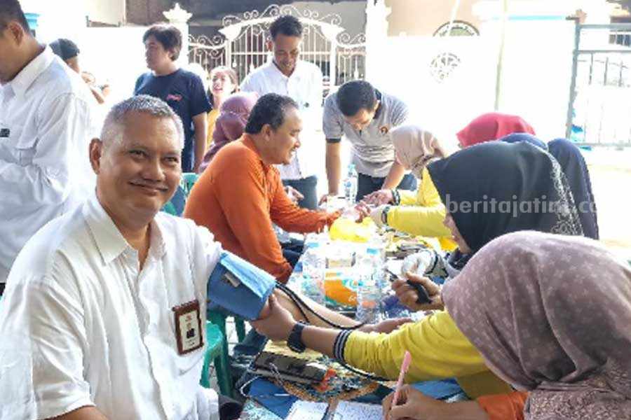 Senior Manager Of Corporation SIG Pabrik Tuban, Setiawan Prasetyo saat melakukan tes kesehatan gratis di PWI Tuban. [Foto:Diah Ayu/beritajatim.com]