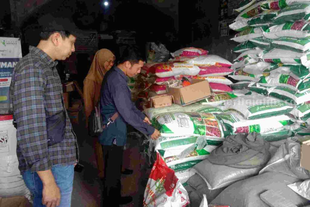Sidak pupuk di sejumlah kios di Kota Blitar.