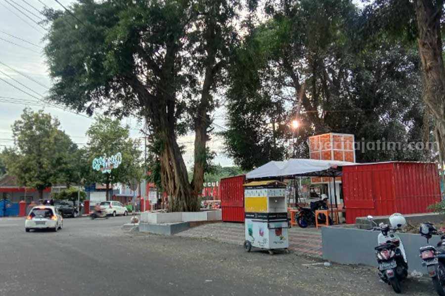 Suasana jualan pedagang di sisi timur alun-alun Kota Blitar. (Owi)